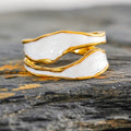 Anillo abierto con diseño en espiral en esmalte blanco dorado