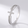 ANILLO ELEGANTE CON CRUCIFIXO Y PIEDRAS DE ZIRCONIO