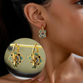 Par de pendientes barnizados de estilo vintage con un toque sofisticado
