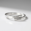 ANILLO GRABADO EN PLATA "CONFIAR EN DIOS" - (AJUSTABLE)