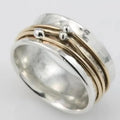 Anillo vintage dorado con capas plateadas