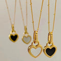 Collar con colgante en forma de corazón negro y blanco en oro