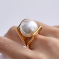 Anillo de oro con incrustaciones vintage de perlas