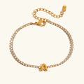 Pulsera Elegante de Oro con Letra en Burbuja