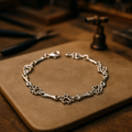 Pulsera con Colgantes de Pata de Perro y Hueso en Plata Pura
