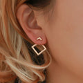 Pendientes chapados en oro con múltiples capas