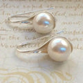 Elegantes pendientes con perlas en forma de gota