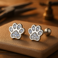 Pendientes de plata de ley con estampado de pata – Detalle en cristal