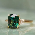 Anillo de Oro con Piedra Verde Vintage