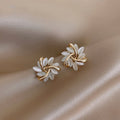 Elegantes y refinados pendientes con pétalos de ópalo en oro