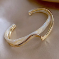 Elegante pulsera abierta en esmalte blanco y oro