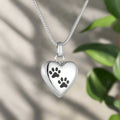 Collar con urna conmemorativa para mascotas – Colgante en forma de corazón con grabado de una pata
