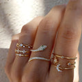 Conjunto de anillos dorados brillantes de estilo vintage