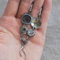 Pendientes artesanales Cruz asimétrica en metal