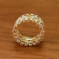 Anillo con banda de cristal trenzado dorado