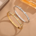 Pulsera abierta geométrica sencilla con dos capas de circonita