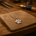 Elegante collar con pata en plata – Acero inoxidable