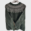 Winter Pine | Dunkelgrüner Pullover mit Schneeflocken-Muster