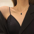 Collar con colgante minimalista cuadrado en titanio negro Elite