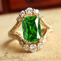 Anillo Elegante con Esmeralda
