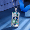 Collar brillante azul y verde