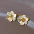 Elegantes pendientes de pétalos en oro