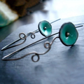 Pendientes vintage con flor y esmalte verde