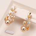 Elegantes pendientes redondos dorados con circonita