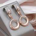 Elegantes pendientes brillantes en oro