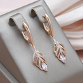 Elegantes pendientes con hojas brillantes