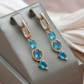 Elegantes pendientes con cristales azules en oro