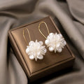 Elegantes pendientes con flores blancas