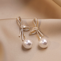 Pendientes de Perlas con Lazo Brillante en Oro