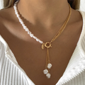 Elegante collar con colgante de perlas