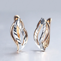 Elegantes pendientes dorados y plateados