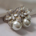 Pendientes Elegantes de Perlas con Flores