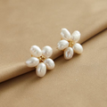 Pendientes de Perlas Elegantes con Pétalos Blancos