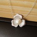 Collar de Flor de Perla Blanca Elegante