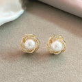Elegantes pendientes de oro con perlas en espiral y circonitas