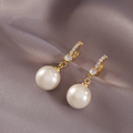 Pendientes Elegantes de Circonita y Perla Dorados