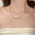 Elegante collar con capas de perlas blancas
