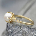 Anillo vintage con perla dorada en el centro