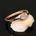Anillo vintage de oro rosa con solitario y diamantes redondos