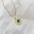 Collar con colgante en forma de planeta con cielo estrellado y estrella dorada