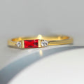 Piedra central roja dorada y anillo brillante