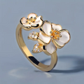 Anillo de oro con flor blanca